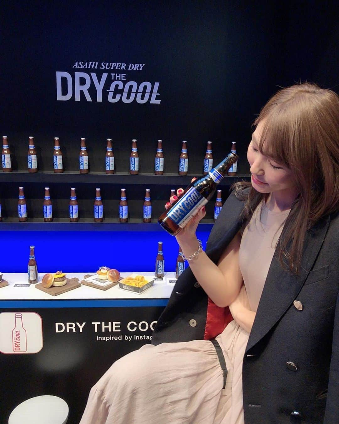 shizuka.watanabeさんのインスタグラム写真 - (shizuka.watanabeInstagram)「♡♡♡ ・ ・ 本日はアサヒの新商品「DRY THE COOL」のポップアップストア「DRY THR COOL BAR inspired by Instagram」へ❤ ・ ・ ・ 「Instagram」の世界観をテーマに Instagram社にあるミニルームをベースにしたフォトブースがあったり「DRY THE COOL」と一緒に楽しめる体験型スペースもあったよ！！ ・ ・ 店内ではDRY THE COOLと合うオリジナルのバーガーやポテトも販売していて美味しかった🎶 ・ ・ ・ 表参道のベーカリーカフェ426にて明日から6/30（日）までやってますよ💗 ・ ・ #drythecool #drythecoolbar #inspiredbyInstagram #Instagram #openyourstyle #beerstagram #beer #superdry #beergirl #beerlovers #PR  #アサヒビール #ドライザクール #ドライザクールバー #インスタグラム  #インスタ映え  #表参道 #原宿 #スーパードライ #ビアスタグラム  #ビール部  #ビール女子  #ビール好きと繋がりたい @drythecool_bar」4月11日 21時34分 - shizuka.watanabe