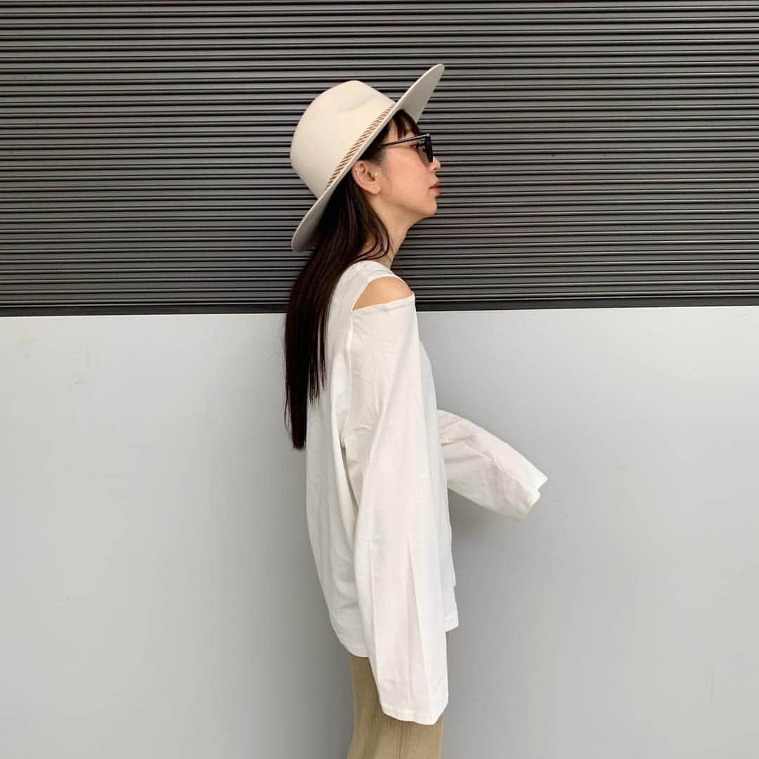 ungrid_minamiのインスタグラム：「. 肩がちょこっとあいたロンT✨ 肌見せは女性らしくて、でもゆるっとしたサイズはカジュアル 着やすいコットン素材です💓 . 明日から ・ノベルティ（ルームウェア） ・2BUY10%off はじまります❤︎ . @ungrid_official  #Ungrid#アミュプラザ博多」