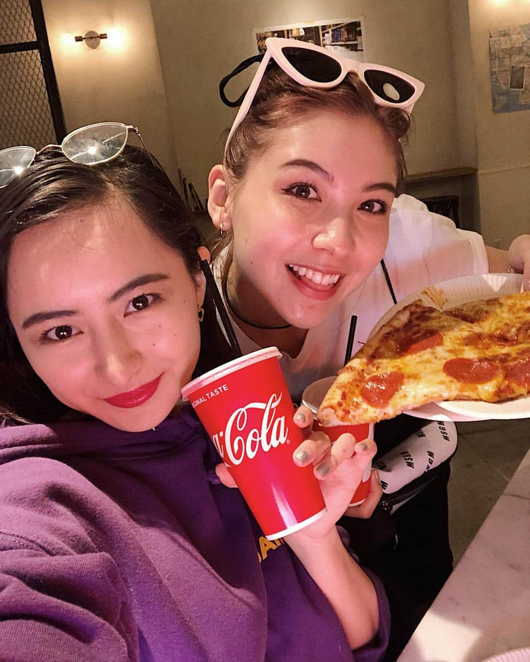 Julia Castroさんのインスタグラム写真 - (Julia CastroInstagram)「ミラちゃんとデート🍕🍕🍕 ポップアップお疲れ様♥︎ コーディにお土産でbluebottle買って帰ったんだけどアップルジュースが美味しすぎて驚き。 * #jenmilaa #julidy #pizza #pizzaslice  #bluebottle #cafe #bluebottlecoffee  #lunch #date #tokyo #japan #girls #friend #spring #fashion #表参道 #青山 #東京 #ランチ #ピザ #カフェ #散歩 #アップルジュース #ブルーボトルコーヒー #ブルーボトル #ピザスライス #友達 #女子 #ご飯」4月11日 21時31分 - julia.c.0209