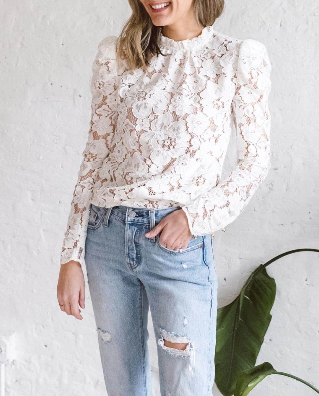 Anna Jane Wisniewskiのインスタグラム：「This top along with a good chunk of my wardrobe is part of the Shopbop sale; this top would also look amazing with Hugh waisted wide leg white pants. (The top is lined, too 👌🏻) http://liketk.it/2B54P #liketkit @liketoknow.it #LTKunder100 #LTKunder50 #ootd #lace #levis」