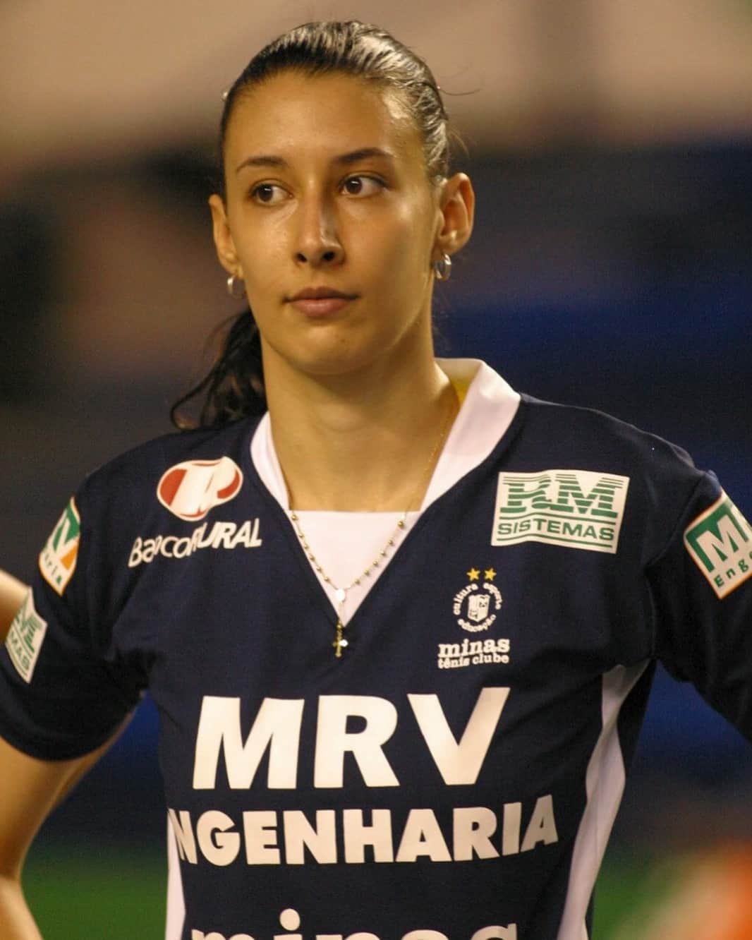 シェイラ・カストロのインスタグラム：「E este #tbt com 17 pra 18 aninhos, quando o Minas ganhou o primeiro (e único) título da Superliga em 2001/2002? E esse ano quem leva? @mtcvolei ou @dentiloficial? Coração dividido aqui pq tenho amigas dos dois lados! E a torcida de vcs, pra quem vai? #finalmineira #superligafeminina #volei」