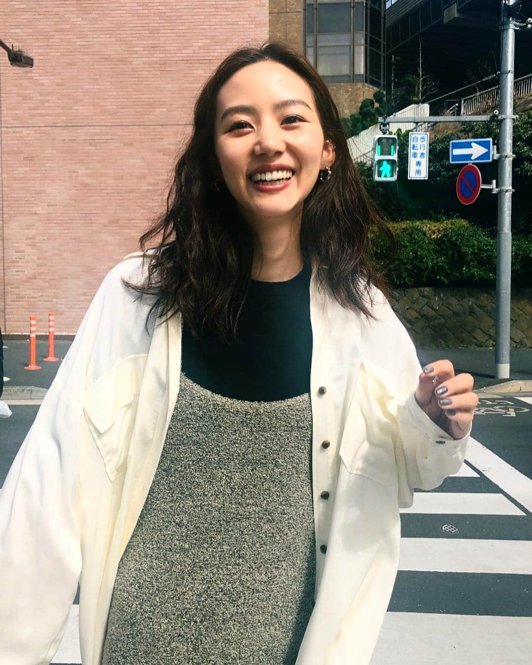 Shiho Sasakiのインスタグラム：「風がもの凄い強かった日🍃 盛れなかったけどせっかく撮ってもらったから載せちゃう✌️ 私服の詳細はストーリーから飛べます🙆‍♀️ #MOUSSY#MOUSSYSNAP」