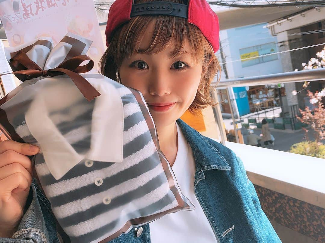 加藤綾菜さんのインスタグラム写真 - (加藤綾菜Instagram)「誕生日🎂前日の今日は 井上順さんに誘って頂き プレゼントとケーキとすき焼きをご馳走になりました💓💓🥰 順さんが選んでくれたと思うと凄く嬉しかったです‼️ 順さん カトちゃん大好きです😻💕💕 カトちゃんの親友で大切な存在🥺✨✨🥺 #今日のお昼 #友達がプレゼント #届けてくれました💕 #感謝いっぱいです‼️」4月11日 21時39分 - katoayana0412