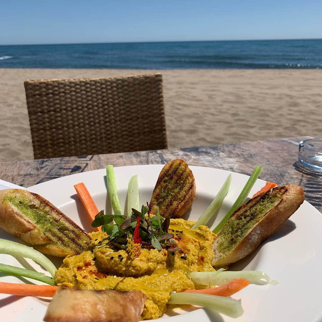 ガブリエル・アドコックさんのインスタグラム写真 - (ガブリエル・アドコックInstagram)「How do you like your prawns 🦐?! With a sea view 🌊👌🏻💙 #yummy #lunch #beach」4月11日 21時39分 - gabbyadcock1