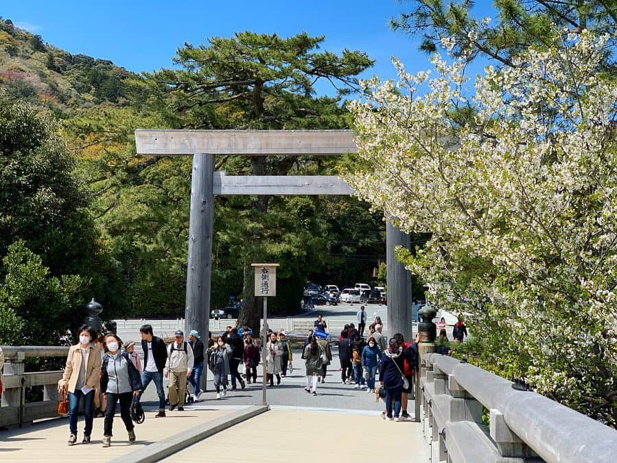 尾崎ななみさんのインスタグラム写真 - (尾崎ななみInstagram)「❁︎ ㅤㅤㅤㅤㅤㅤㅤㅤㅤㅤㅤㅤㅤ 今日は伊勢市内で撮影を ◡̈ ㅤㅤㅤㅤㅤㅤㅤㅤㅤㅤㅤㅤㅤ #内宮 へ1月は初詣、2.3.4月は撮影と、連続で来れて凄く嬉しいな✧︎ ㅤㅤㅤㅤㅤㅤㅤㅤㅤㅤㅤㅤㅤ ありがとうございます( ˘͈ ᵕ ˘͈ ) ㅤㅤㅤㅤㅤㅤㅤㅤㅤㅤㅤㅤㅤ ㅤㅤㅤㅤㅤㅤㅤㅤㅤㅤㅤㅤㅤ お天気も良く青空ー！ ㅤㅤㅤㅤㅤㅤㅤㅤㅤㅤㅤㅤㅤ 強風だったからか、あまり見ない形の雲が見れて、空を見上げながら歩くのも楽しかったな。ㅤㅤㅤㅤㅤㅤㅤㅤㅤㅤㅤㅤㅤ ㅤㅤㅤㅤㅤㅤㅤㅤㅤㅤㅤㅤㅤ ㅤㅤㅤㅤㅤㅤㅤㅤㅤㅤㅤㅤㅤ お昼はすし久の#手こね寿司 を♬ㅤㅤㅤㅤㅤㅤㅤㅤㅤㅤㅤㅤㅤ  ㅤㅤㅤㅤㅤㅤㅤㅤㅤㅤㅤ ㅤㅤㅤㅤㅤㅤㅤㅤㅤㅤㅤㅤㅤ ㅤㅤㅤㅤㅤㅤㅤㅤㅤㅤㅤㅤㅤㅤㅤㅤㅤㅤㅤㅤㅤㅤㅤㅤㅤ  ㅤㅤㅤㅤㅤㅤㅤㅤㅤㅤㅤㅤㅤㅤㅤㅤㅤㅤㅤㅤㅤㅤㅤㅤ ㅤㅤㅤㅤㅤㅤㅤㅤㅤㅤㅤㅤㅤ  ㅤ  ㅤ  ㅤ ✧︎*⑅୨୧┈┈┈┈୨୧⑅* ❁︎⑅୨୧┈┈┈┈୨୧⑅✧︎*。 #三重#三重県#伊勢#伊勢志摩#伊勢神宮#お伊勢さん#鳥居#宇治橋#五十鈴川#すし久#おはらい町#visitjapan#伊勢志摩アンバサダー#尾崎ななみ#73mie」4月11日 21時39分 - nanami_ozaki_73