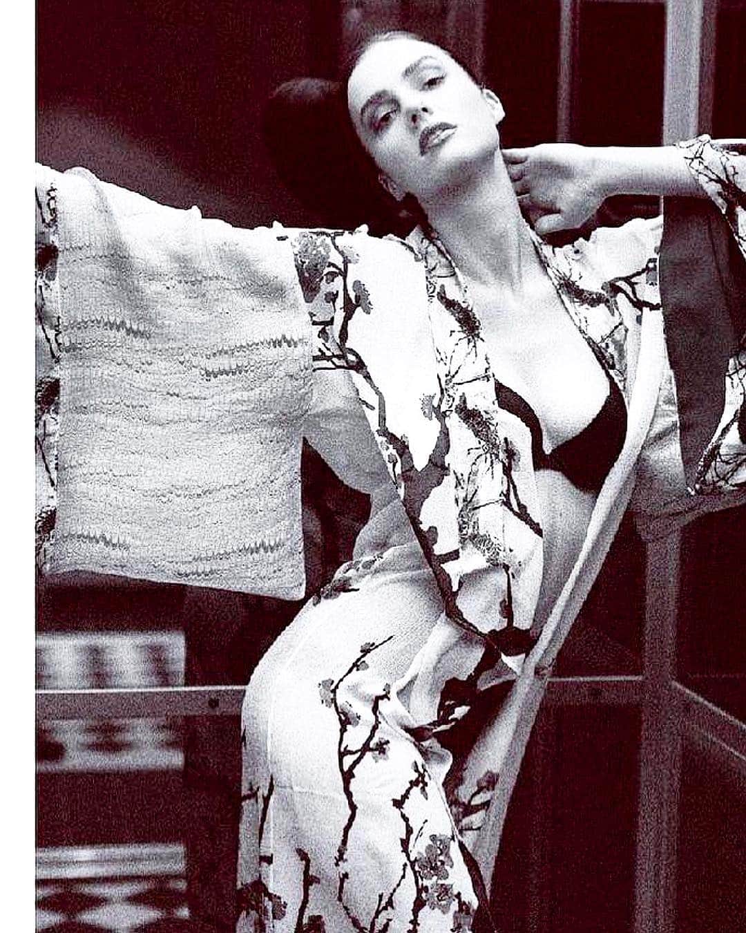 ミッシェルクランさんのインスタグラム写真 - (ミッシェルクランInstagram)「Thank you so much to @petrateufel for the beautiful picture of the mimi Liberté cherry blossom printed kimono photographed by @lee_mass for @vulkanmag  styling @evelina.luzius  model @melapaul1 #ootd #hamburg #germany🇩🇪 #kimono #fashion」4月11日 21時40分 - mimi_liberte_michel_klein