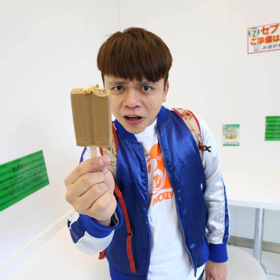 蔡阿嘎さんのインスタグラム写真 - (蔡阿嘎Instagram)「發現珍珠奶茶做成的冰棒耶!!! 日本人到底有多愛台灣的珍奶啊? 😅😅😅 #蔡阿嘎 #taiwan #youtuber #japan #珍奶冰棒 #嗯很甜 #日本人都是螞蟻哈哈哈」4月11日 21時40分 - yga0721
