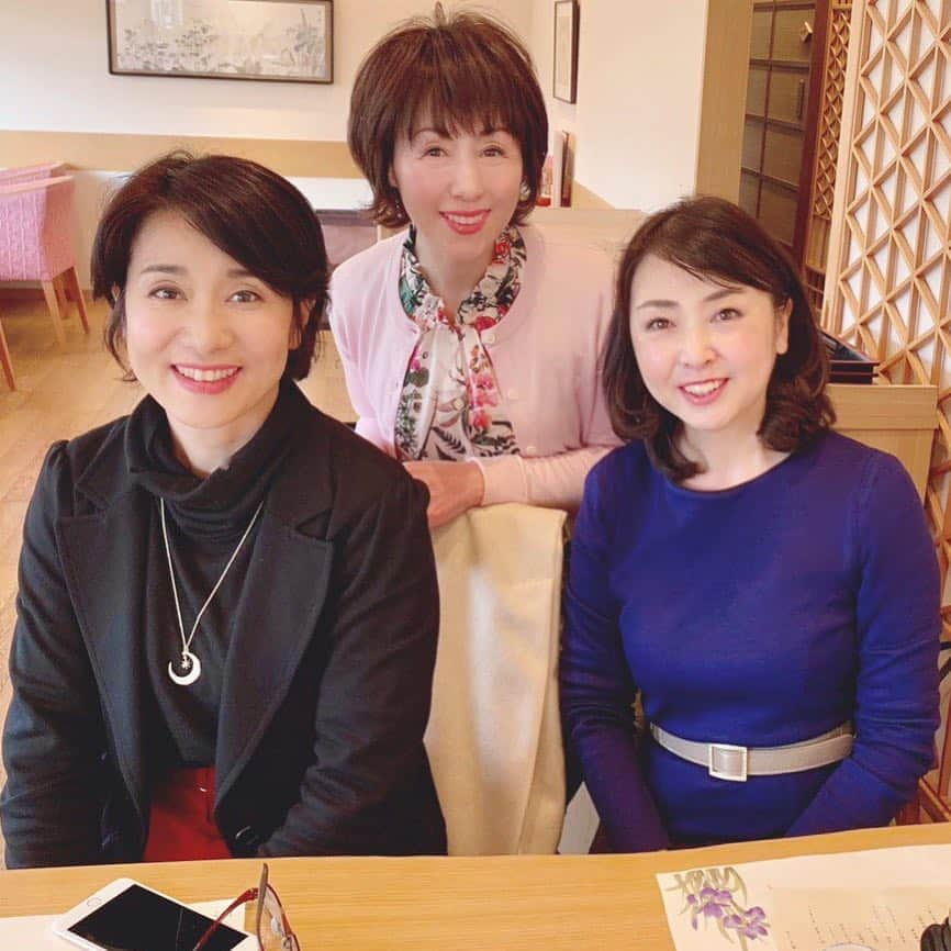 牛窪万里子さんのインスタグラム写真 - (牛窪万里子Instagram)「テレビ東京の情報番組でご一緒した関口郷子さん（中央）、松波順子さん（左手）と久しぶりの再会ランチ。  当時の話や共通の話題で盛り上がり、あっという間の時間でした。  #テレビ東京 #情報番組  #リポーター #アナウンサー  #懐かしい #ランチ #梅の花  @kyokohana1215」4月11日 21時42分 - mariko_ushikubo