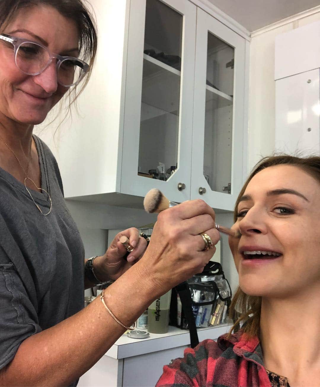 Grey's Anatomyさんのインスタグラム写真 - (Grey's AnatomyInstagram)「Posting a few pics I had stored in my phone. Here I am in the makeup trailer with the incredible @animaloney.la getting all dolled up.」4月12日 3時12分 - greysabc