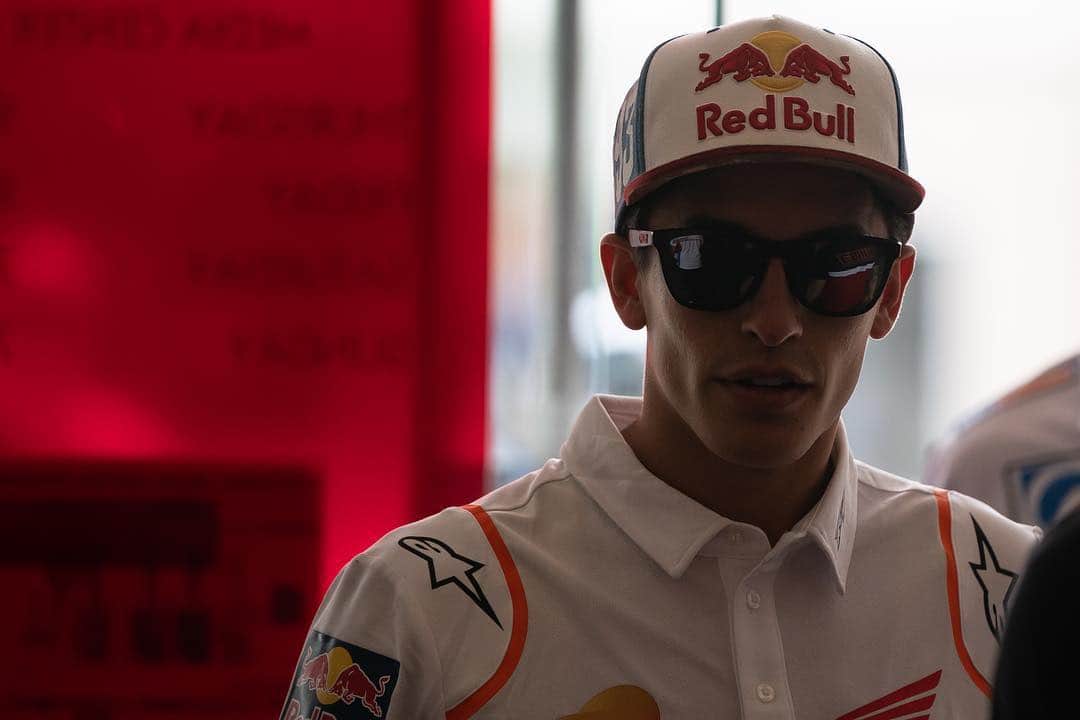 レプソル・ホンダのインスタグラム：「Stealth mode. ⠀⠀⠀⠀⠀⠀⠀⠀⠀ #25RepsolHonda #Repsol #MotoGP #Honda #Racing #RepsolHonda #HRC #RC213V #MM93 #MarcMarquez #MM93🐜 #ThePowerOfDreams #Motorcycle」