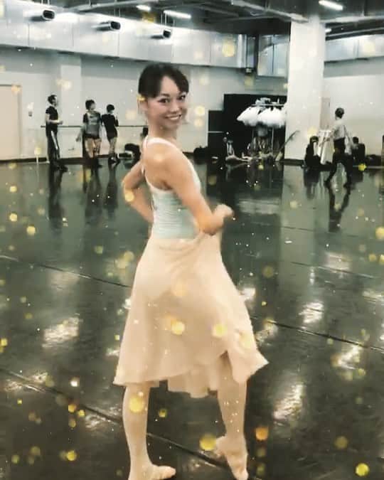 のインスタグラム：「バレエ団ソリストの#伝田陽美 ちゃん、 とある日のクラス後に、 今日の稽古着、可愛い。撮らせて下さい！ファッションショーみたいな動画がいいです😊 と、、、笑 そしたらこうなった😂  Repost from @tokyoballet_official )のInstagramアカウント: こんばんは！　ホリデイダンサーズ木曜日担当の伝田陽美です。 「陽美のファッション・セレクト〜稽古場より」、今日のテーマは春スカート！…」 動画では、（上野）水香さんも春レオタード&春スカートでキラキラです！  #上野の森 #バレエホリデイ #白鳥の湖 #東京バレエ団 #レオタード」