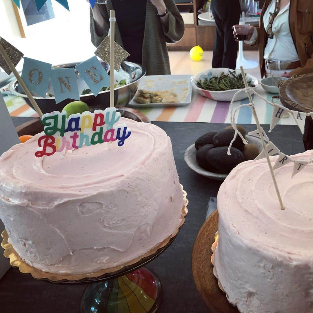 ジェシー・ベイリンさんのインスタグラム写真 - (ジェシー・ベイリンInstagram)「happy 1st birthday Ollie ~ you are the peacekeeper, the pied piper, the wise old sage. We love you more than words could ever say. Happy birthday 🍓 4/10/19」4月11日 21時47分 - jezziebaylin