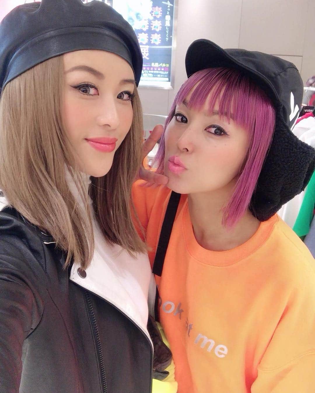 Nazukiのインスタグラム：「札幌の大好きお店❤️ @bzarjapan が4/20で閉店😭 @bzarrie が結婚生活の為東京に移住するから、17年やっていたお店を閉める決断‼️ 17年ってすごいね🎉🎉 札幌行った時は必ずBZAR行くし、たくさん買い物した😆😆😆 最後に行けてよかった✨✨ オンライン運営は、していくみたいだから、みなさん是非チェック‼️ ほんとリエちゃんおつかれさま❤️ 残りのお店もがんばって👍👍 Love BZAR💕  #bzar #sapporo #selectshop #fashion #friend #セレクトショップ」