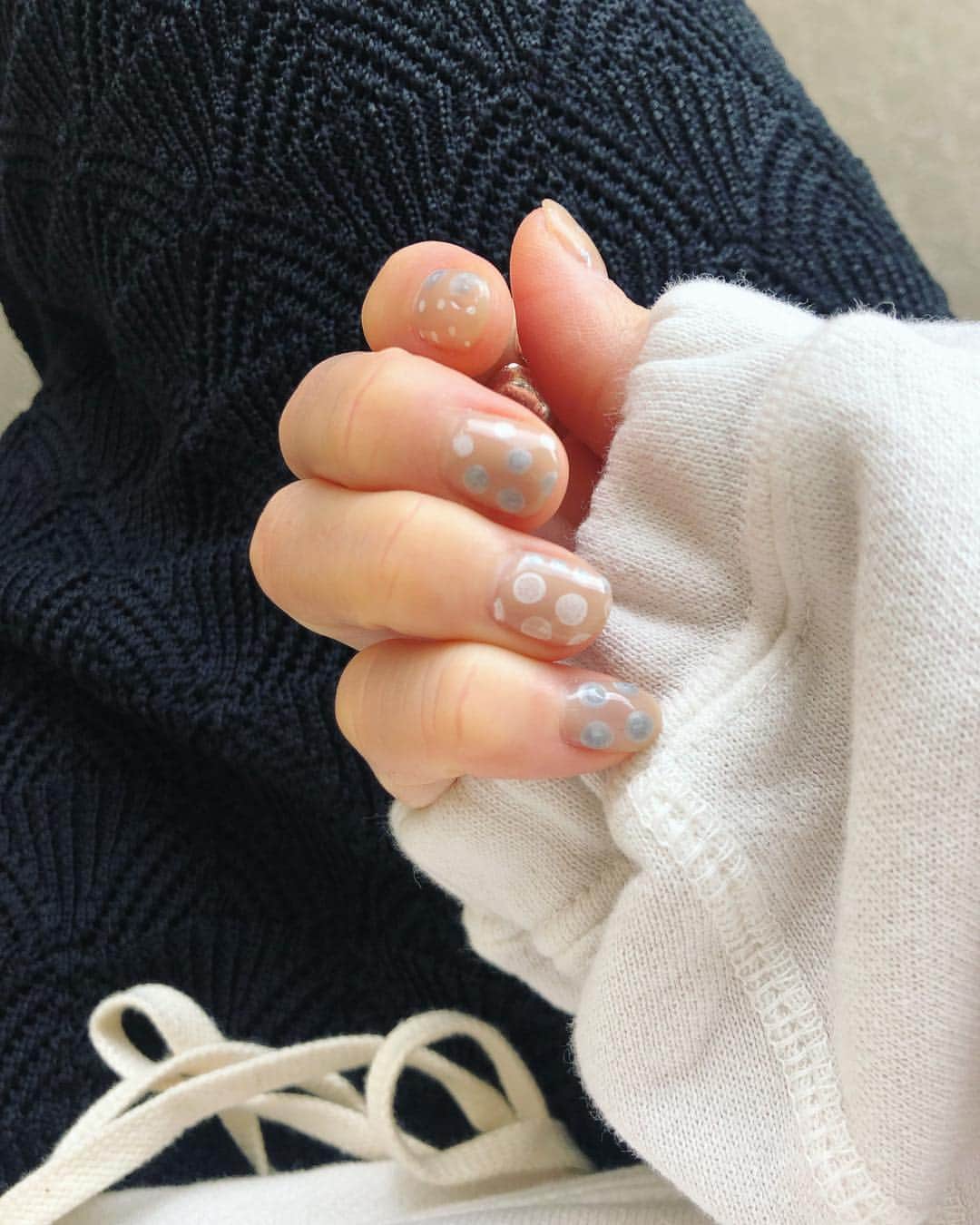 野尻美穂のインスタグラム：「⚪️⚪️⚪️💅 @maisoneureka のスウェットと @_t__a__n_ のスカートと葉月さんのネイル☺️ #newnail #hatsukifurutani #miho__nail」