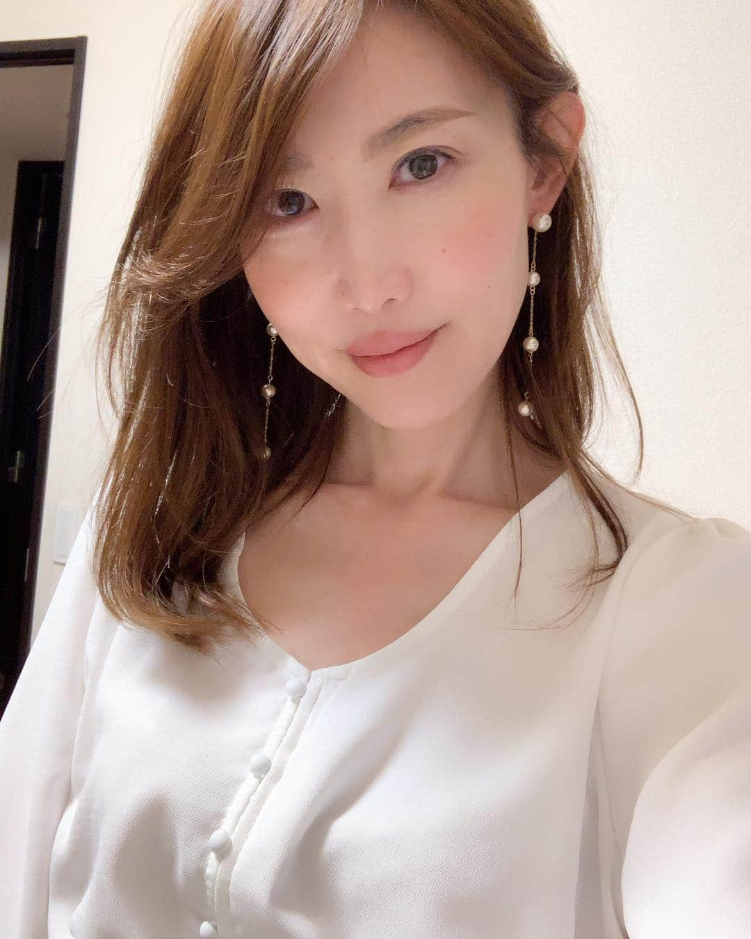 渋谷恭子さんのインスタグラム写真 - (渋谷恭子Instagram)「今日は収録へ行ってきました😊 どんなので行くか悩んだけど @lia_closet_official の#ピアス と #フリルトップス にしたよー✨ ・ ・ インスタ見て、私のことをご存知の方もいて🥰 一緒に写真撮ってくださいと言われて嬉しかった❤️✨ ・ ・ #パールピアス #4連ピアス #ロングピアス #トップス #白トップス #白 #ホワイト #インスタグラマー #アラフォー #アラフィフ #マスカラなし #マスカラなしメイク #ナチュラルメイク #liacloset」4月11日 21時51分 - kyoko.86