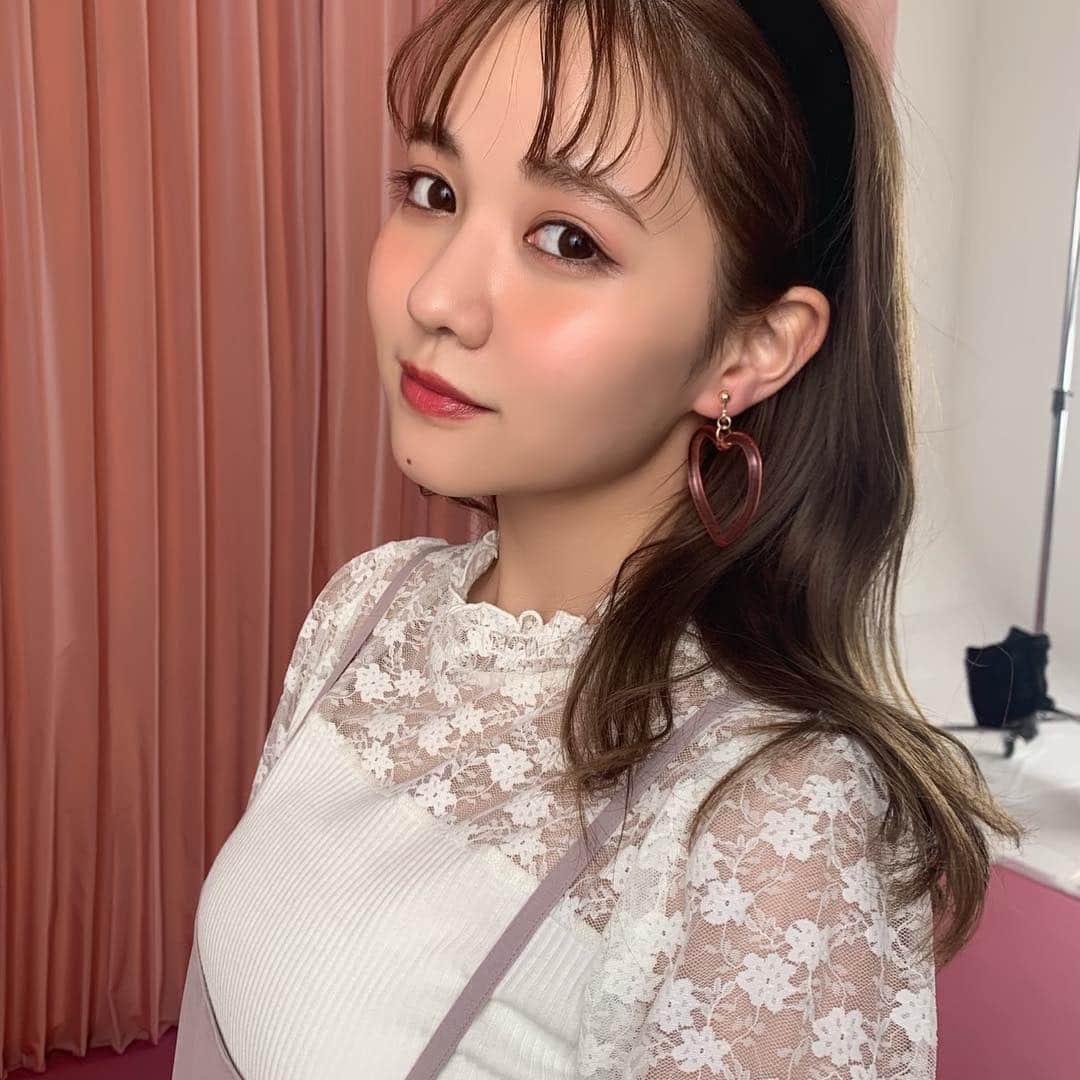 高橋有紀のインスタグラム：「両サイドかわいいですね❤︎ この撮影の小物も全部WEGOです❤︎ #osakana_yuki #佐藤ノア #wego」