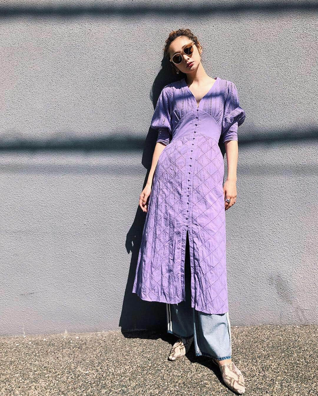 岩渕加恵さんのインスタグラム写真 - (岩渕加恵Instagram)「P U R P L E 💜 💜 💜 最近 "勝手にameri宣伝隊"の頻度が高いっww それもそのはず！ 可愛いのがいっぱいだからであ〜る🎉🤤☝️誰？w 服欲しぃぃい〜って最近の口癖みたいw🕺 . このワンピースもこの影感も、、、すき🥺🧡🥺🧡 #ameri #amerivintage #ワンピース #ワンピースコーデ #カジュアルコーデ #デニムコーデ #高身長コーデ #春コーデ #photobyしおぽぽ ♡ #勝手にameri宣伝隊 ♡」4月11日 21時55分 - kae0113