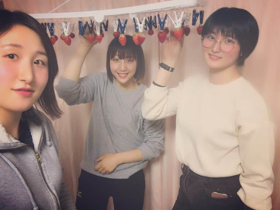 小野寺友香のインスタグラム：「＊ ⚠️めちゃめちゃに女子ぶっててすみません。 イチゴ狩り楽しかったな🍓 甘くて美味しかった🥺 (※練乳入ってません。) お花見も満開で綺麗だったな🌸 お団子なんて持っちゃって🤭🍡 (桜の癖。三色団子の癖。緑、白、茶色、、、？) ※どちらも行けてない(現実) 黒鷲までもう少し。頑張りましょう！ 悔しさをぶつけて、それぞれの想いをぶつけて、 支えて下さる方々への感謝を結果で返す！」