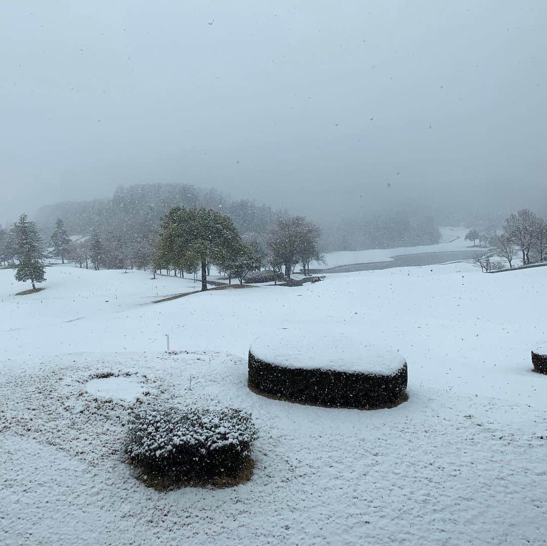 高沢奈苗さんのインスタグラム写真 - (高沢奈苗Instagram)「. 昨日はまさかの雪☃️❄️❄️❄️ . そんな中、あすゴル！でお世話になった会社様のコンペに参加して来ました！ . えりかちゃん（ @erimame.golf） も一緒に❣️ . 予想以上に雪が降って、もはやゴルフ場がスキー場化してた😂⛷ . 打ったボールが消えたり、ボールが雪だるまになったり、靴が雪で厚底になったり、初めての経験ばかり！ もはやもうこんな雪ゴルフの経験は最初で最後かもしれない🤣 . 貴重な経験となりました。 . . スコアにならなかったので、パーティーはみんなでビンゴ大会😊 . ハーフしか回ってないけど、急なアクシデントのおかげで同伴者の皆さまともとても仲良くパーティーを楽しめました☺️🌸 . . そして今あすゴル！ゴルフ部に出演している萩原菜乃花ちゃん（ @nanoka_hagiwara）と、ゆっくり話できた😊💛 . . 昨日は悪天候ながらにも調子が良かったので、フルで回りたかったなぁ〜！ . . . #ゴルフ #ゴルフ女子 #イーストウッドカントリークラブ #あすゴル #雪ゴルフ #初めての経験 #春なのに真冬の寒さ #ゴルフコンペ」4月11日 21時56分 - nanaetakasawa