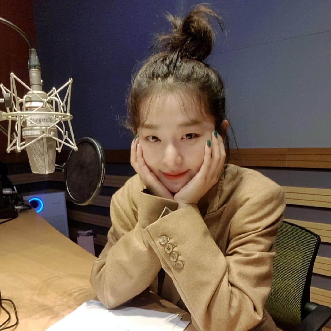 スルギさんのインスタグラム写真 - (スルギInstagram)「DJ SEULGI - MBC Starry Night - Seulgi is the DJ for tonight's Starry Night. #REDVELVET #레드벨벳 #SEULGI #슬기 #🐻」4月11日 21時56分 - kristiandawal29