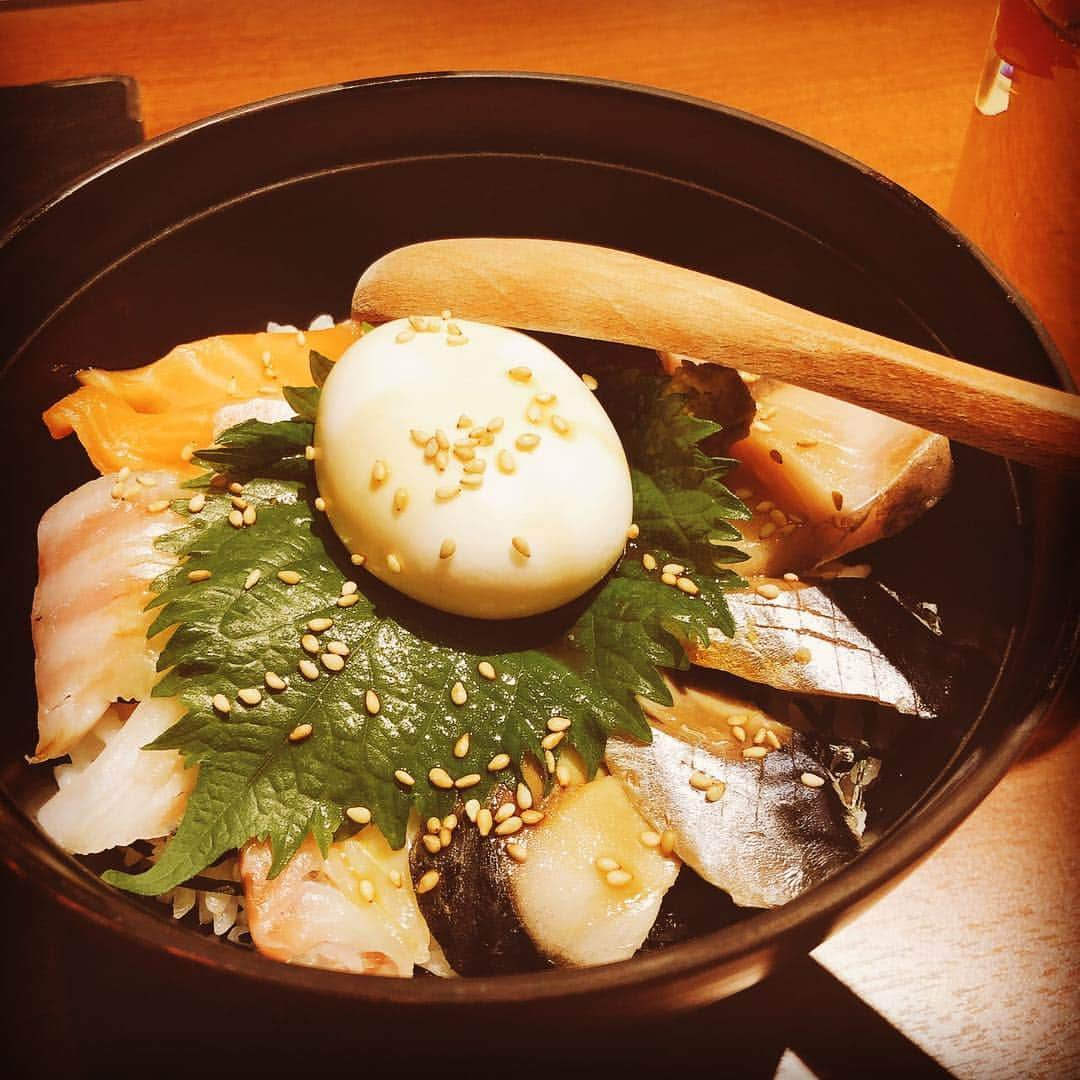 trick umekitaさんのインスタグラム写真 - (trick umekitaInstagram)「今日も一日お疲れ様です、鶏っくうめきた店です🎶 当店人気のまかない「海鮮丼」本日は温玉も乗せてもらいました♡ #instagram #instafood #instagood #梅田 #大阪 #グルメ #予約 #happy #birthday #birthdaysurprise #birthdaycake #birthdaypresent #happybirthday #follow #fff #l4f #予約 #4 #dinner #新春 #肴 #美味しい #日本酒 #地酒 #新年 #焼酎 #ご飯 #カクテル #ビール #乾杯 #春」4月11日 21時57分 - umekita83