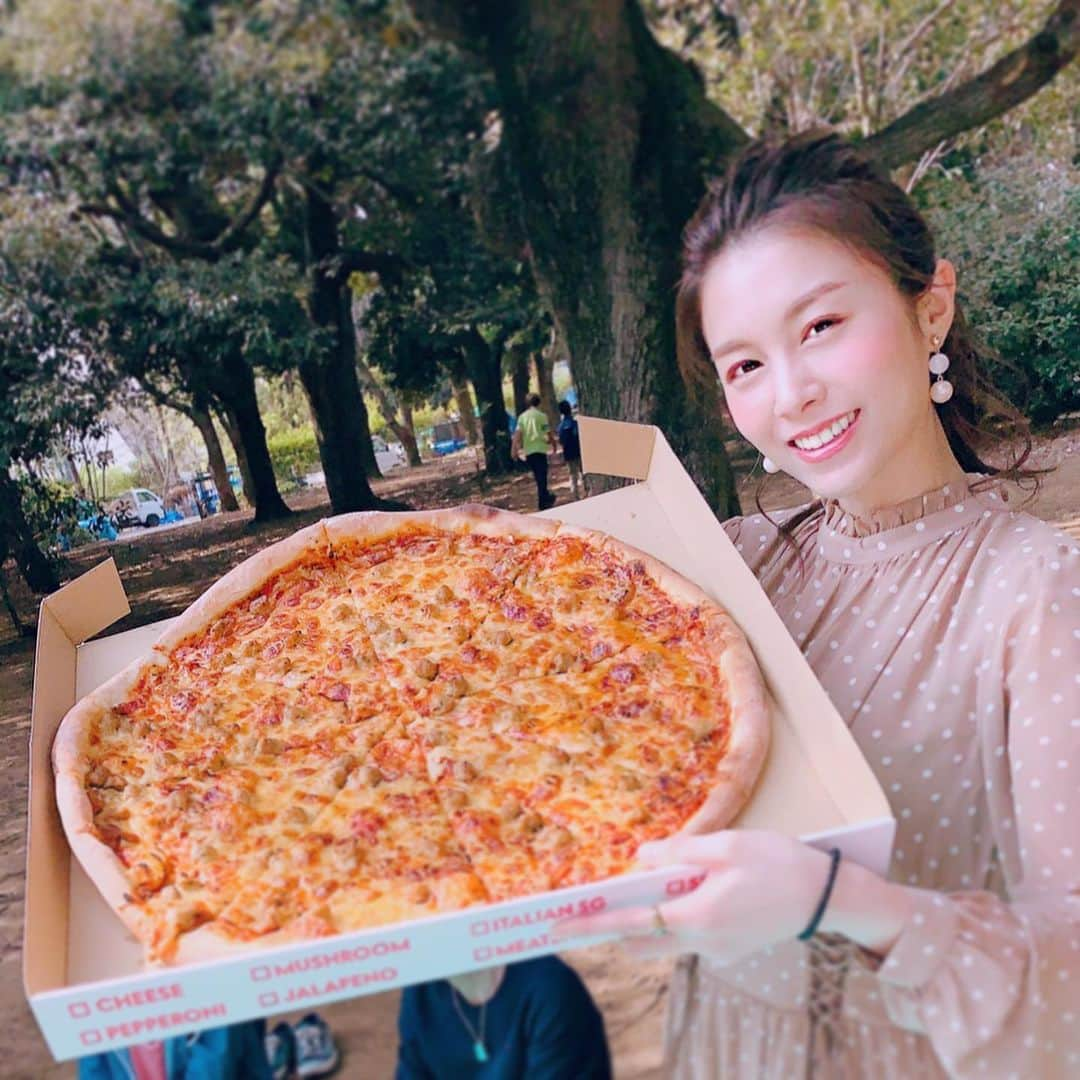 麻衣愛さんのインスタグラム写真 - (麻衣愛Instagram)「こんな大きなピザ初めてみた🍕💗ありがとう!!一枚でお腹いっぱいになったよー!! #お花見 #ピザ #大きい #代々木公園 #桜 #毎年恒例 #楽しかった」4月11日 21時59分 - maiaiii_0814