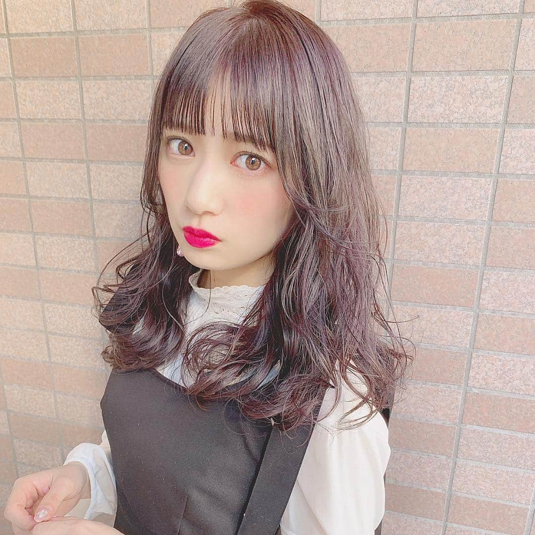 のインスタグラム：「. . 初！げんげんすたいる♥ @gengenstyle . 私は透明感ある暗めカラーでお願いしました🥺✌🏻 げんげんさんのドラフラカラー🥀♥️ 1.2枚目は太陽光で3枚目は室内だよ！ 光の加減によって印象が変わって透明感がすごい💓 好評で嬉しい〜〜！🤣 . . お洋服はワンピースが #snidel 中のブラウスが2年前ぐらいの #dazzlin  です☺︎ . #げんげんすたいる #ヘアカラー#ヘアアレンジ #原宿美容室#表参道美容室」