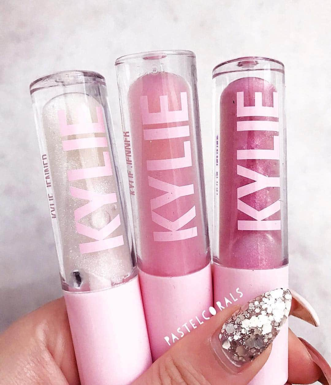 Kylie Cosmeticsさんのインスタグラム写真 - (Kylie CosmeticsInstagram)「do you have a favorite high gloss shade? beautiful pic of Always Shining, Klear and Daddy’s Girl by @pastelcorals」4月11日 22時04分 - kyliecosmetics