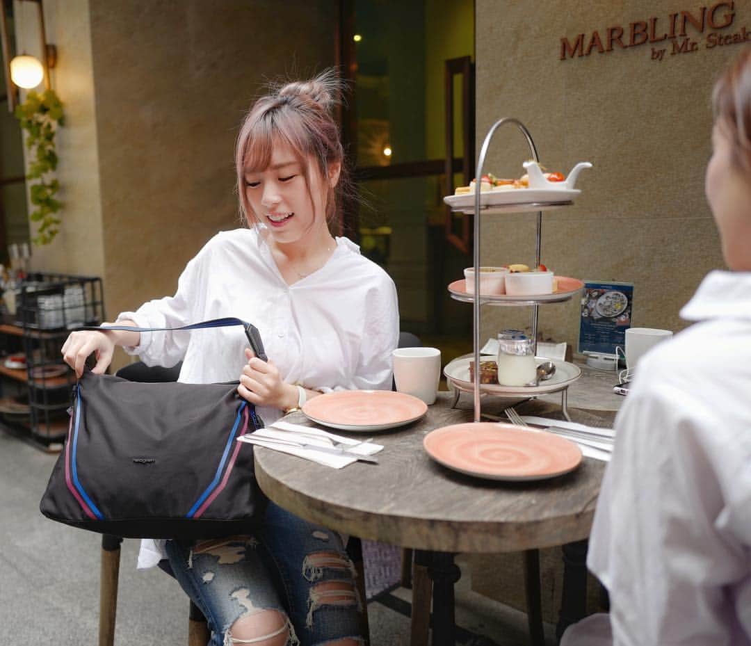 Miss Hunnyのインスタグラム：「通常我越忙就會打扮得越舒服😌 （如果我着裇衫牛仔褲👖= 是日很忙）  加埋Hedgren嘅Boost系列手袋， 好用多格又夠大❤還給我防水！ 簡直是衝鋒陷陣好良伴 . (=´∀｀)人(´∀｀=) 食個下午茶就要繼續努力工作啦！ *去我story有得玩game拎獎品唷  #HedgrenHK #BoostYourLook #ActiveLifestyle #Athleisure」