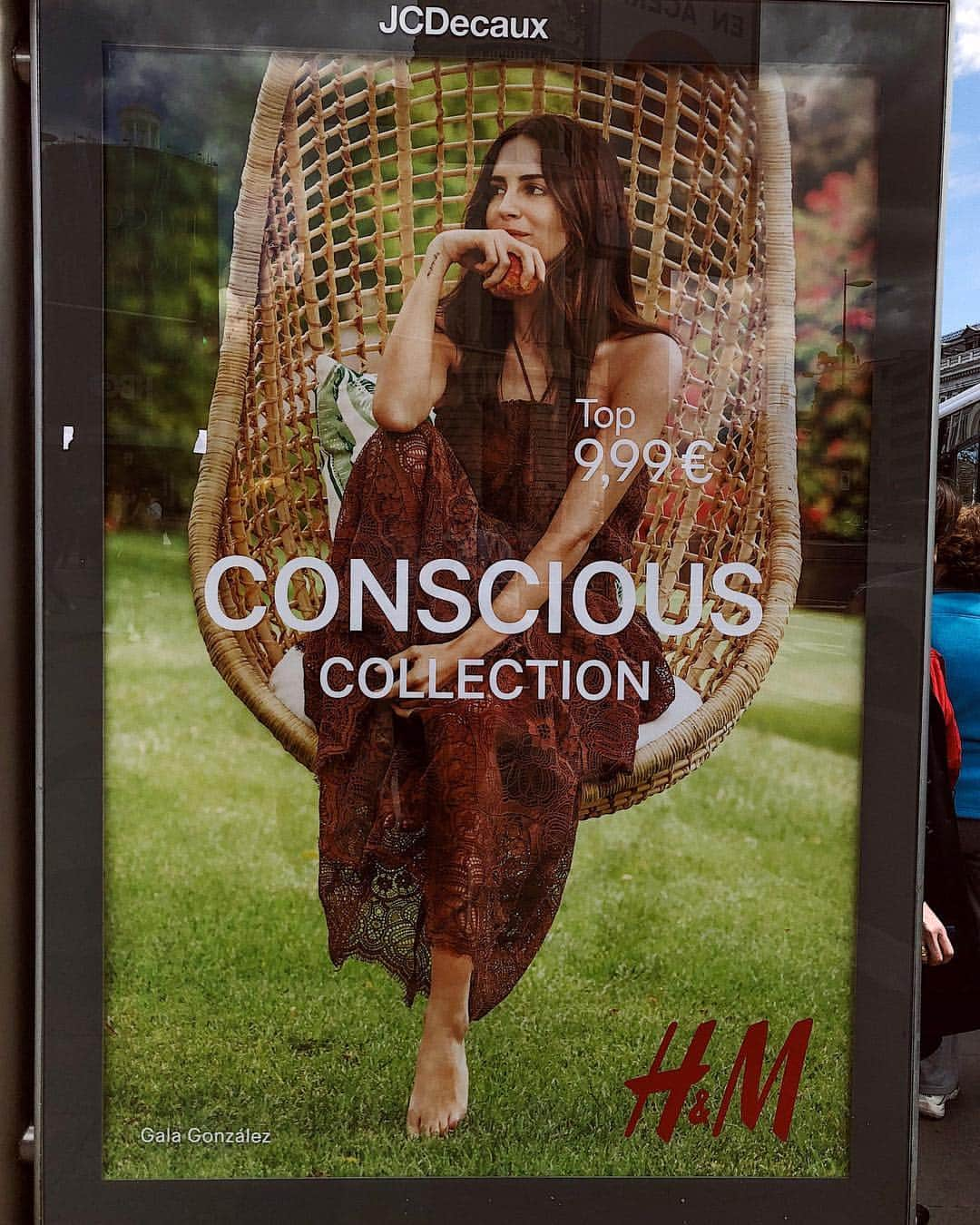 ガラ・ゴンザレスさんのインスタグラム写真 - (ガラ・ゴンザレスInstagram)「Running into myself in the streets of Madrid. Finally out my new campaign for @hm #HMConscious ⚡️」4月11日 22時19分 - galagonzalez