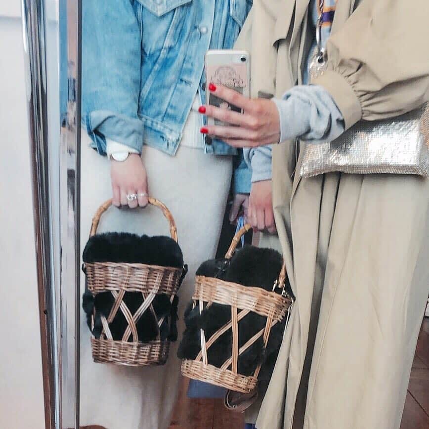 erinaさんのインスタグラム写真 - (erinaInstagram)「今日は #えなまり で @accommode の展示会へ ❤︎ まりことお揃いで ファーのカゴバッグをオーダーしたよ〜◎ （2枚目） 毎回 可愛い accommode disney ！  #ピザプラネット はパッケージまで可愛いとか最高 🍕👏🏻 バズば 息子に持たせても良さそうだったな〜◎ 帰りに寄ったshop のお姉さんに 姉妹ですか？って聞かれた 🤭❤︎ 似てるかな 🥰？ ・ ・ ・ #展示会#アコモデ#ディズニー#ママ友#朝活#ファッション#コーデ#カゴバッグ#ママコーデ#お揃い#おしゃれさんと繋がりたい#古着女子#sサイズコーデ#低身長コーデ  #fashion#code#accommode#disney#ena_ootd#ootd#followme#instafashion#instagood#ig_japan#rili_tokyo#mery#pressblog#sucle」4月11日 22時19分 - enappi_148