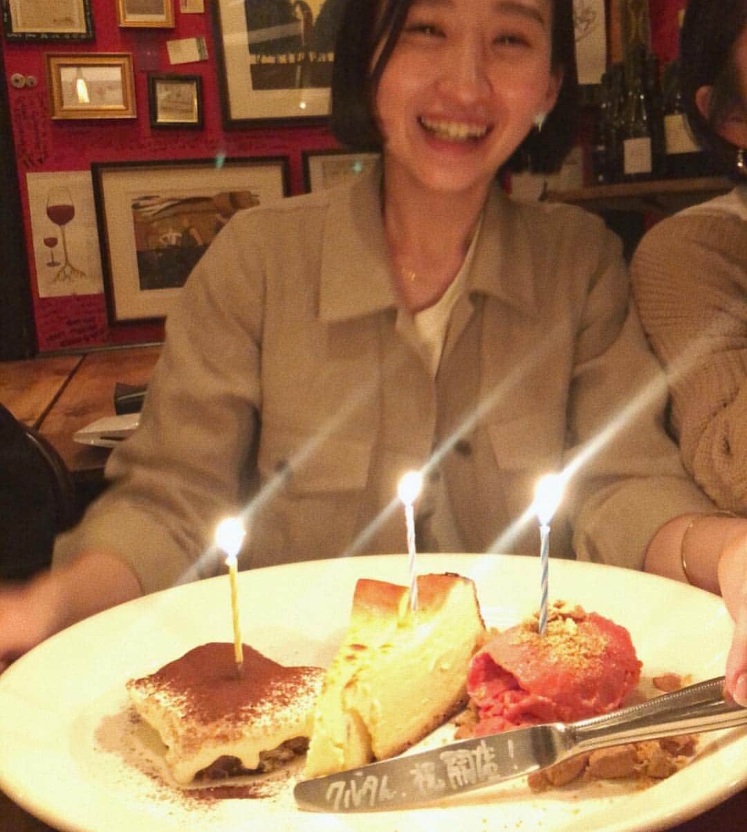 畑田萌のインスタグラム：「皆様にお祝いしてもらった... 何と贅沢でしあわせな祥瑞ないと。 クルタん ナイフ、嬉しすぎて。 もらってしまいました。 お店に大切に大切に飾ろうー。 ありがとうでいっぱいです😊🍖 (誰が来るか知らされてなくて、どきどき。着いたら8人席でまさかの誰も来てなくてみんなを迎え入れるスタイル)」