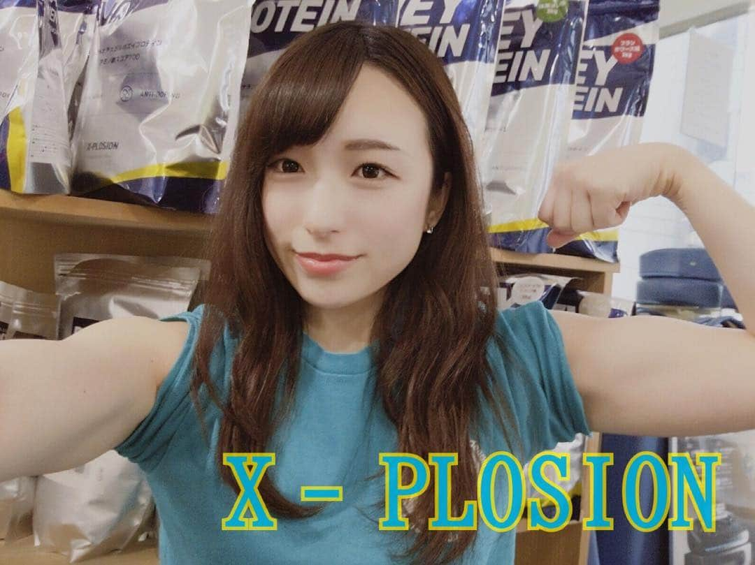 X-PLOSIONさんのインスタグラム写真 - (X-PLOSIONInstagram)「2秒止め！ストップベンチプレス60kg×5💪 . 皆さん、こんばんは！ エクスプロージョンです😊 ． . 今日は最近マイブームの「ストップベンチプレス」を紹介します📝 ． ． 【ストップベンチプレス】 ． ストップベンチプレスは、バーベルが胸についたら1〜2秒ほど止めてから、一気に挙げていきます！ ． . 気をつけること １．バーベルが胸に沈みこまないように力を抜かないこと . ２．バーベルを胸につける時は、毎回同じ位置につくようにコントロールすること . ． ストップベンチプレスを行うと、胸からの切り返しやコントロールする力がついて安定感のあるベンチプレスができるようになります✨ . . いつもと違った刺激あるトレーニング ぜひ試してみて下さいね😆💕 . . (私は辛くて声が出てしまいました🤭) . . 次の投稿をお楽しみに… また見てね😊！ . . いつもコメントありがとうございます！ 少しづつお返事していきますので、お待ちいただきますと幸いです！ . 本日も、最後までお読み頂きありがとうございます！🌠 サプリメント、ウェアのご購入はこちらから！！??https://store.x-plosion.jp/shopbrand/ct3/ ＿＿＿＿＿＿＿＿＿＿＿＿＿＿＿＿＿＿＿＿＿＿＿＿＿＿＿＿＿＿ #エクスプロージョン  #プロテイン  #ホームトレーニー #ダイエット #ボディメイク #ボディビル #筋肉 #筋肉女子 #筋トレ #筋トレ女子 #マッチョ  #ダイエッター #筋トレ初心者 #トレーニング #プロテイン女子 #パワーリフティング #トレーニング #protein #ソイプロテイン #workout #スクワット #ベンチプレス  #デッドリフト #タンパク質 #スクワット女子 #トレーニング動画 #パワーリフティング女子 #コスパ最強 #二の腕 #三頭筋」4月11日 22時14分 - x_plosion_protein