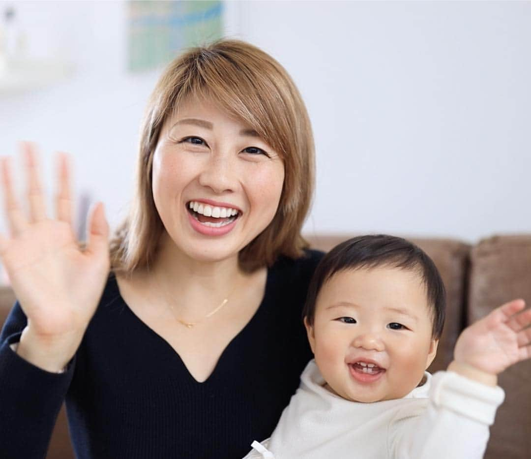 吉田ちかさんのインスタグラム写真 - (吉田ちかInstagram)「Hey guys! It’s Chika and Pudding! Pudding is growing up so fast! We did some filming at home today and as I did my usual “Hey guys!” intro, she waved with me👋💕 She’s been waving bye for awhile now, but now she can wave hi! AND she’s also learned to be scared of people in weird masks lol #swipe ﻿ ﻿ 今日はお家で撮影！いつものHey guys! で挨拶をしたら、プリンも一緒に手を振ってくれました😆 少し前からバイバイはしていましたが、hiの挨拶も一緒にしてくれるようになって更に成長を感じました❤️ ﻿ ﻿ #変なお面を被っている人を警戒することも合わせて学んだみたい🤣 #スワイプ #おさるさんを見て泣くのは初めて #おさるさんと初めてのツーショットも合わせてアップ #生まれた頃から警戒はしていたね 笑 #10ヶ月になって変なお面を被っている人を見たら泣き叫ぶことを学んだ 笑﻿ ﻿ ※今日新しい動画をアップしたのですが、YouTubeのバグで再生されなかったみたいなので明日またトライします！頑張って編集したのに、残念すぎる😭  けど... たまには、そう言うこともあるさ！仕方ない！と自分に言い聞かせて今日は寝ます👍 って、これからスカイプで打ち合わせ！」4月11日 22時16分 - bilingirl_chika