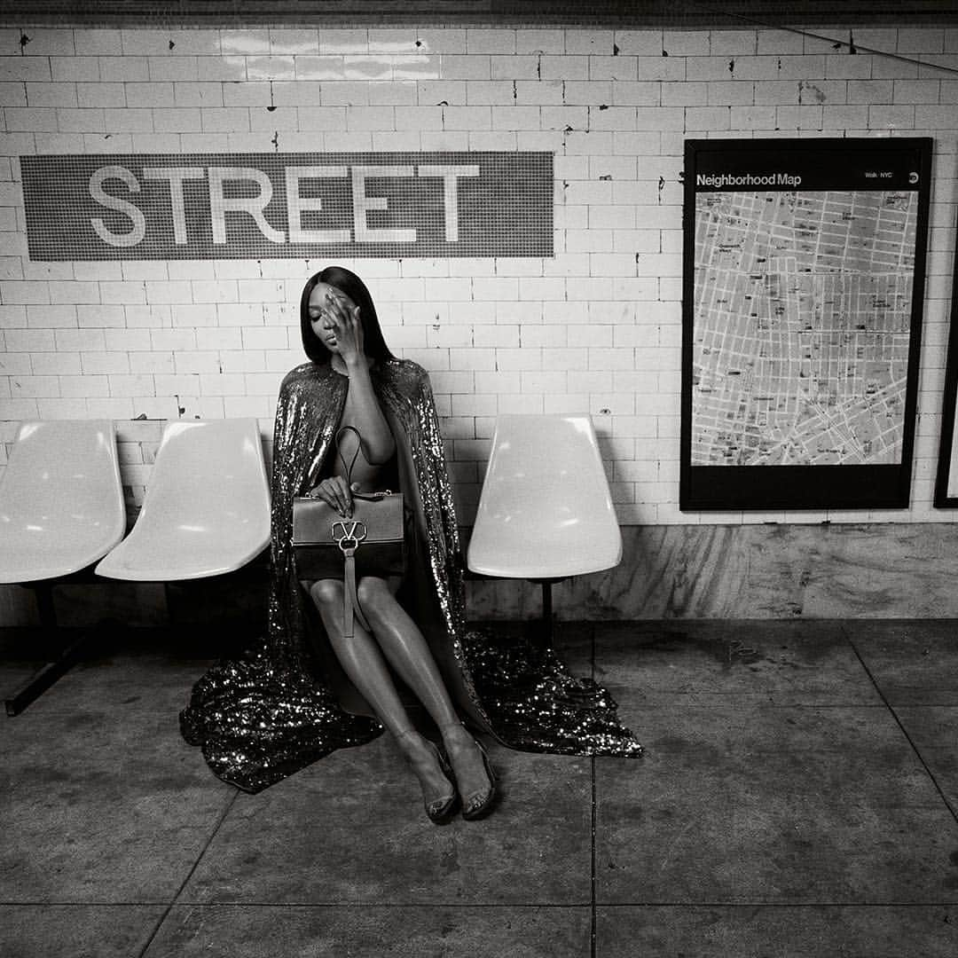 Valentinoさんのインスタグラム写真 - (ValentinoInstagram)「The Valentino Garavani #VRING observed on @naomi. Public spaces work as areas of exchange and grounds for imagination. Here, classicism and modernity collide in the New York City subway for the #ValentinoPreFall19 accessories campaign starring Naomi Campbell carrying the VRING bag. Photographed by @inezandvinoodh under the creative direction of @pppiccioli.」4月11日 22時27分 - maisonvalentino