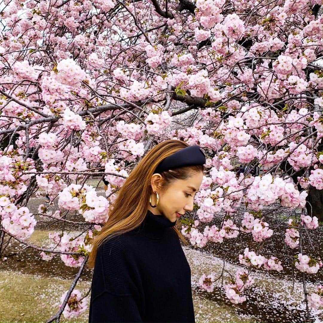 のインスタグラム：「Flowers 🌸 🌸🌸 #fashion #fashionista #code #codenate #outfits #ootd #ファッション #ファッションコーデ #コーデ #luxury #ラグジュアリー #love #happy#prada#zara#freepeople ＃プラダ#ザラ#フリーピープル」