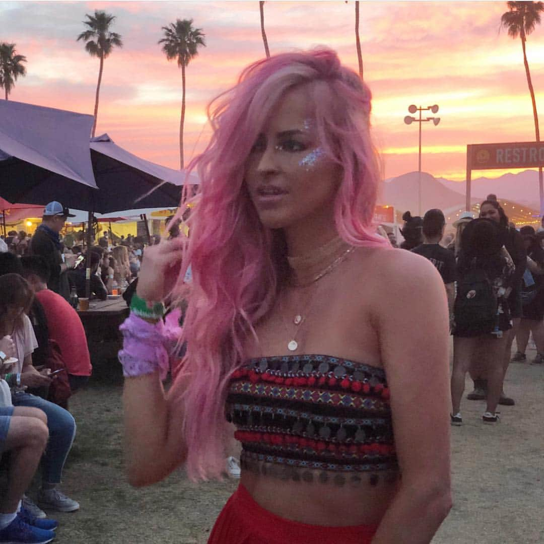 サマー・レイさんのインスタグラム写真 - (サマー・レイInstagram)「#tbt to Coachella last year since I’m missing out this weekend! Missing these insane sunsets (no filter) & majorly missing the pink hair. 🧡💗 Should I do it again?」4月11日 22時20分 - daniellemoinet