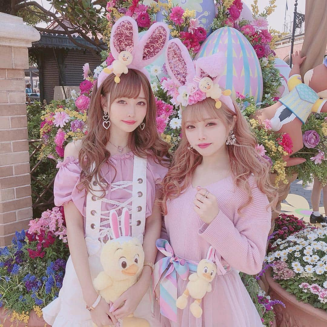 さきぼんさんのインスタグラム写真 - (さきぼんInstagram)「身長差あるよ🐰 . . #ディズニーイースター #ディズニーイースター2019 #ディズニーシー #ディズニーコーデ #東京ディズニーランド #tokyodisneyland #ディズニーイースター #イースター #うさピヨ #ディズニーコーデ#disneyland #団体ディズニー#disney #フォトジェニック #ディズニー  #ディズニーバウンド #イースターコーデ#ピンクコーデ#うさぴよコーデ #双子コーデ #双子ディズニー#여행스타그램 #여행 #풍경 #맞팔 #tokyodisneyresort #ディズニーコーデ﻿ #シミラールック#おそろコーデ#お揃いコーデ#双子コーデ#双子ディズニー #さきぼんディズニー #さきぼんスプリング🌸 #さきぴょん🖤」4月11日 22時21分 - sakibon69