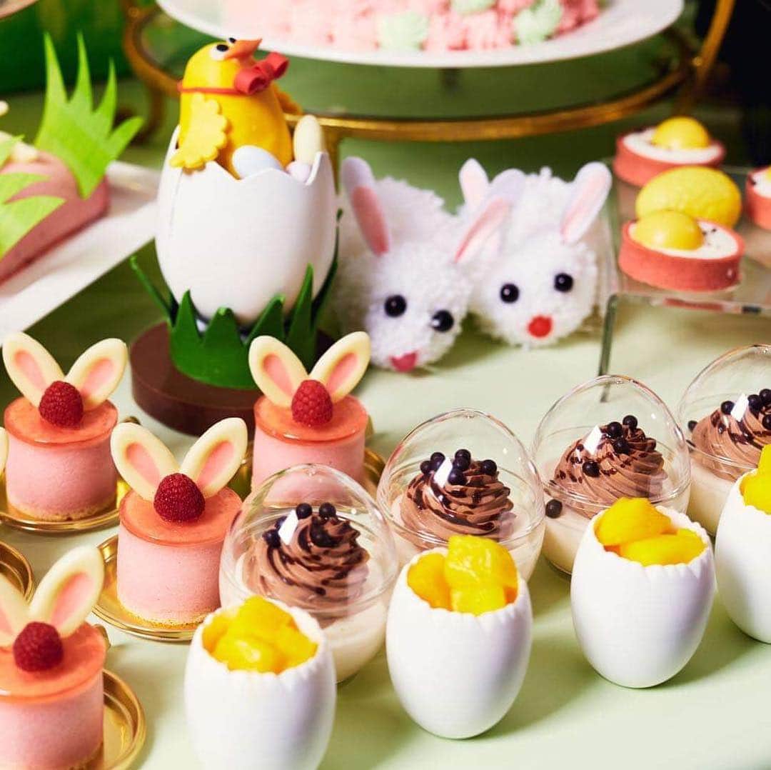 InterContinental Tokyo Bayさんのインスタグラム写真 - (InterContinental Tokyo BayInstagram)「来週末はいよいよイースターですね🐣 . 不思議の国のアリスの世界観に、イースターをモチーフにしたウサギやタマゴのスイーツを思う存分味わえる、デザートブッフェを開催中です🐰🥚♥️ . スタッフ・ド・エッグ、サラダ、グラタン、ミートローフ、エッグベネディクト、ピザなどのセイボリーも🍳🍕🥗 . #インターコンチネンタル東京ベイ  #ホテルインターコンチネンタル東京ベイ #アリス  #アリスのスイートティーパーティー #スイーツ  #スイーツビュッフェ #スイーツ好き #スイーツ男子  #スイーツ女子 #カフェ #カフェ巡り #sweet #sweets #alice #aliceinwonderland  #徳永純司 #ストロベリー #苺 #イースター #easter #イースターエッグ #eastereggs #イースターバニー #easterbunny #dessert #buffet #不思議の国のアリス #🐰 #🍓 #デザートビュッフェ」4月11日 22時22分 - intercontitokyobay