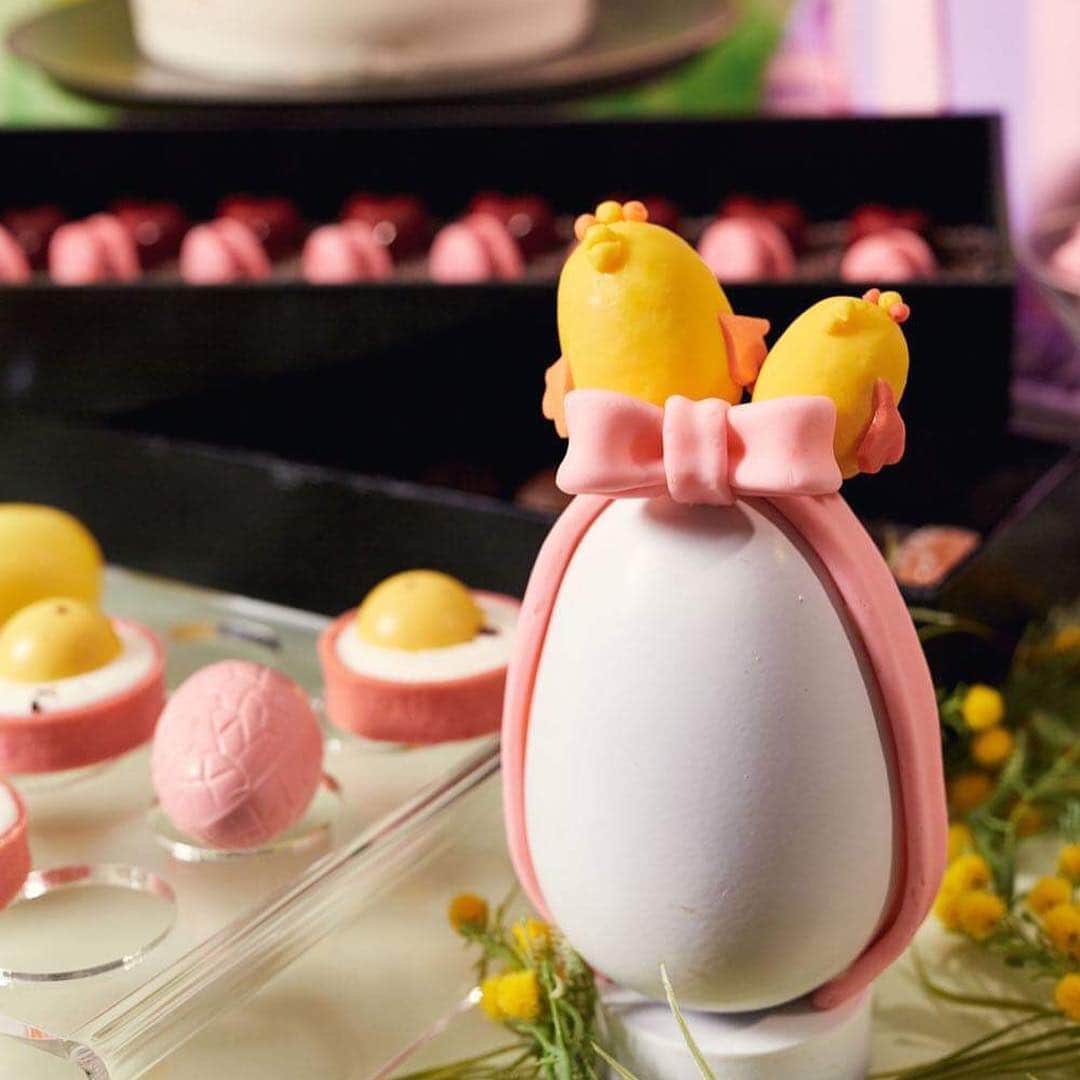 InterContinental Tokyo Bayさんのインスタグラム写真 - (InterContinental Tokyo BayInstagram)「来週末はいよいよイースターですね🐣 . 不思議の国のアリスの世界観に、イースターをモチーフにしたウサギやタマゴのスイーツを思う存分味わえる、デザートブッフェを開催中です🐰🥚♥️ . スタッフ・ド・エッグ、サラダ、グラタン、ミートローフ、エッグベネディクト、ピザなどのセイボリーも🍳🍕🥗 . #インターコンチネンタル東京ベイ  #ホテルインターコンチネンタル東京ベイ #アリス  #アリスのスイートティーパーティー #スイーツ  #スイーツビュッフェ #スイーツ好き #スイーツ男子  #スイーツ女子 #カフェ #カフェ巡り #sweet #sweets #alice #aliceinwonderland  #徳永純司 #ストロベリー #苺 #イースター #easter #イースターエッグ #eastereggs #イースターバニー #easterbunny #dessert #buffet #不思議の国のアリス #🐰 #🍓 #デザートビュッフェ」4月11日 22時22分 - intercontitokyobay
