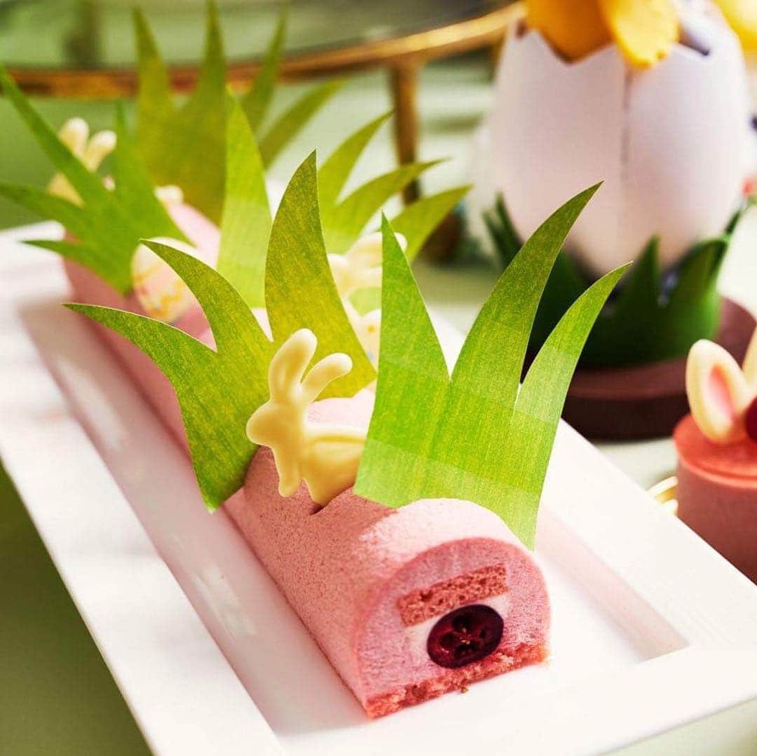 InterContinental Tokyo Bayさんのインスタグラム写真 - (InterContinental Tokyo BayInstagram)「来週末はいよいよイースターですね🐣 . 不思議の国のアリスの世界観に、イースターをモチーフにしたウサギやタマゴのスイーツを思う存分味わえる、デザートブッフェを開催中です🐰🥚♥️ . スタッフ・ド・エッグ、サラダ、グラタン、ミートローフ、エッグベネディクト、ピザなどのセイボリーも🍳🍕🥗 . #インターコンチネンタル東京ベイ  #ホテルインターコンチネンタル東京ベイ #アリス  #アリスのスイートティーパーティー #スイーツ  #スイーツビュッフェ #スイーツ好き #スイーツ男子  #スイーツ女子 #カフェ #カフェ巡り #sweet #sweets #alice #aliceinwonderland  #徳永純司 #ストロベリー #苺 #イースター #easter #イースターエッグ #eastereggs #イースターバニー #easterbunny #dessert #buffet #不思議の国のアリス #🐰 #🍓 #デザートビュッフェ」4月11日 22時22分 - intercontitokyobay
