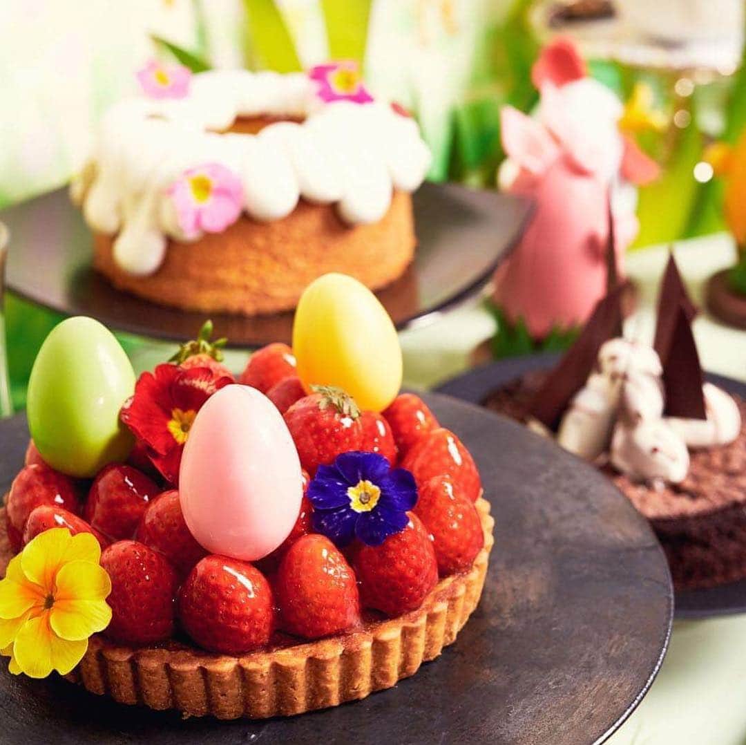 InterContinental Tokyo Bayさんのインスタグラム写真 - (InterContinental Tokyo BayInstagram)「来週末はいよいよイースターですね🐣 . 不思議の国のアリスの世界観に、イースターをモチーフにしたウサギやタマゴのスイーツを思う存分味わえる、デザートブッフェを開催中です🐰🥚♥️ . スタッフ・ド・エッグ、サラダ、グラタン、ミートローフ、エッグベネディクト、ピザなどのセイボリーも🍳🍕🥗 . #インターコンチネンタル東京ベイ  #ホテルインターコンチネンタル東京ベイ #アリス  #アリスのスイートティーパーティー #スイーツ  #スイーツビュッフェ #スイーツ好き #スイーツ男子  #スイーツ女子 #カフェ #カフェ巡り #sweet #sweets #alice #aliceinwonderland  #徳永純司 #ストロベリー #苺 #イースター #easter #イースターエッグ #eastereggs #イースターバニー #easterbunny #dessert #buffet #不思議の国のアリス #🐰 #🍓 #デザートビュッフェ」4月11日 22時22分 - intercontitokyobay