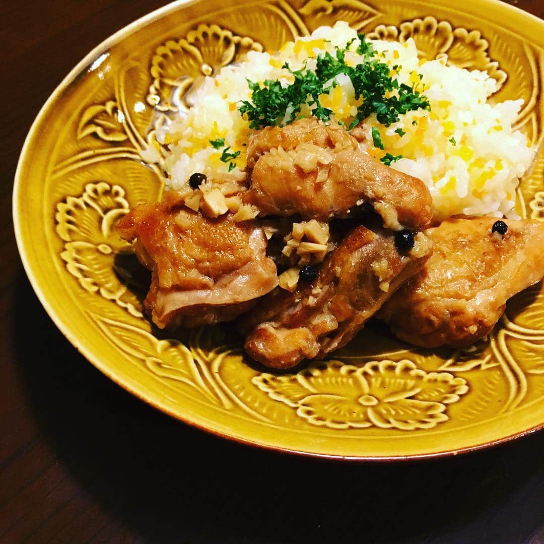 志摩有子さんのインスタグラム写真 - (志摩有子Instagram)「今夜はチキンアドボ。鶏モモをにんにくとお酢と醤油で煮込んだ元はフィリピン料理らしい。人参ピラフを添えれば実家譲りの味。黒胡椒は香りの良いマリチャを使用。 #チキンアドボ #にんじんピラフ #ママの味 #昭和の味」4月11日 22時23分 - ariko418