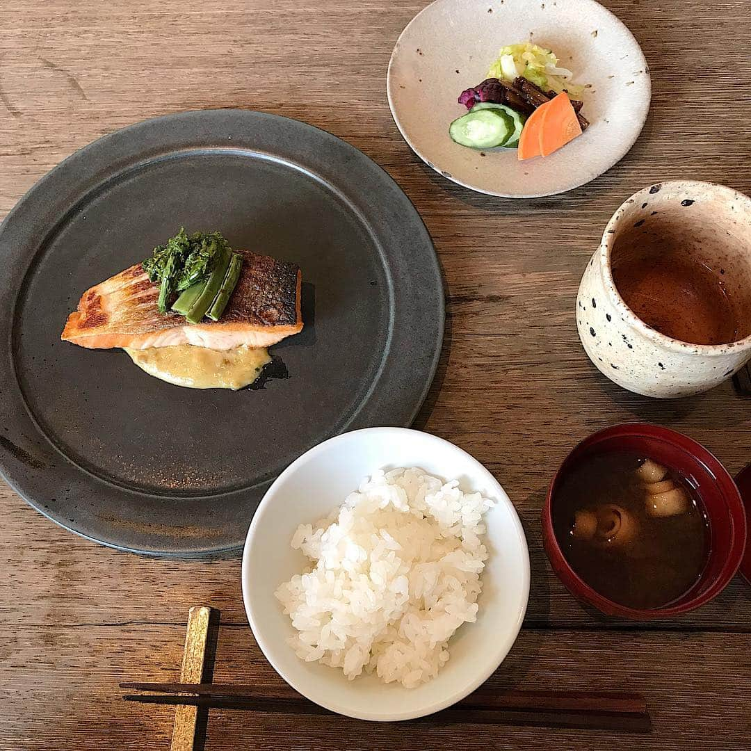 chieko6さんのインスタグラム写真 - (chieko6Instagram)「ステキなおふたりとランチ♡ ・ めぐさん @guuguu9 と カオルコさん @kaoruko.88 ・ 美しくてかわいらしいおふたりを 眺めながらのお食事は、 美味しさ増し増し。 飾らない、あったかいお人柄、 2回目とは思えない居心地の良さ。。 ・ ・・喋りすぎ、 お店の人に睨まれるの巻。。 ・ のっけからやっぱりめぐさん反対行っちゃったし😂 やっぱりかわいすぎる。 カコちゃんの意外なおちゃめな一面も沢山発見♡ また会いたいと思う貴重な出会いを 大事にしたい:-) ・ ・ お料理も、 相変わらずしみるおいしさ、 和食の繊細さと、センスの良さ、 そしてこの空間。 どこを切り取っても美しい場所。 一緒に食べる人によって、何倍にもなる。 ・ #higashiyamatokyo #なんだろなガツガツしてないゆったり感が心地よい。 #だいすきやー」4月11日 22時25分 - chieko6