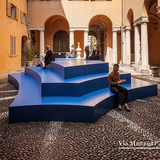 Poltrona Frauさんのインスタグラム写真 - (Poltrona FrauInstagram)「Our showroom in via Manzoni is a glimpse into the future. The installation by Michele De Lucchi, based on his "Earth Stations", reflects on the new relations between humans and technology. A space open to visitors, to meet, attend workshops, work and enjoy a break. Come and visit us! – #PFconnectingexperiences #PoltronaFrau  #SaloneDelMobile2019 #SaloneDelMobile  #isaloni2019 #MilanDesignWeek #MDW2019」4月11日 22時31分 - poltronafrauofficial