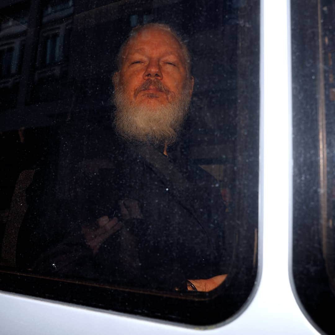 ABC Newsさんのインスタグラム写真 - (ABC NewsInstagram)「WikiLeaks founder Julian Assange seen in police van following his arrest in London this morning. (Reuters) #julianassange #wikileaks」4月11日 22時32分 - abcnews