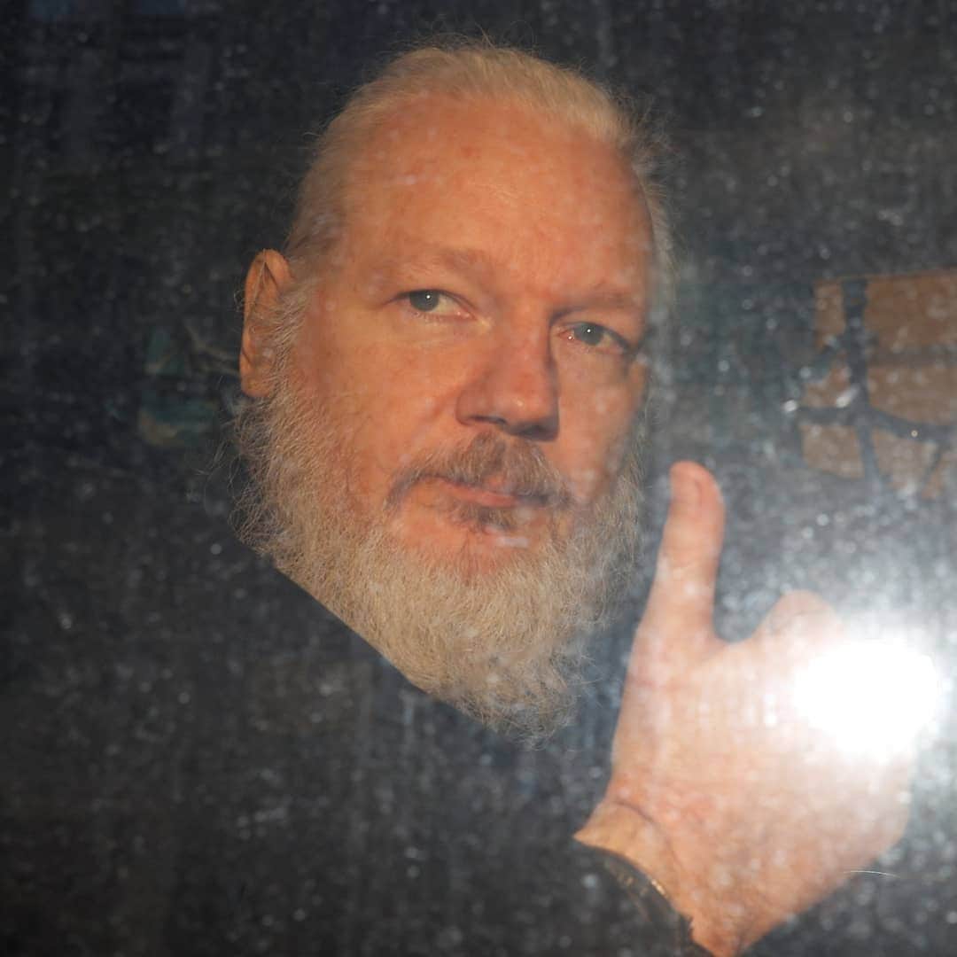 ABC Newsさんのインスタグラム写真 - (ABC NewsInstagram)「WikiLeaks founder Julian Assange seen in police van following his arrest in London this morning. (Reuters) #julianassange #wikileaks」4月11日 22時32分 - abcnews