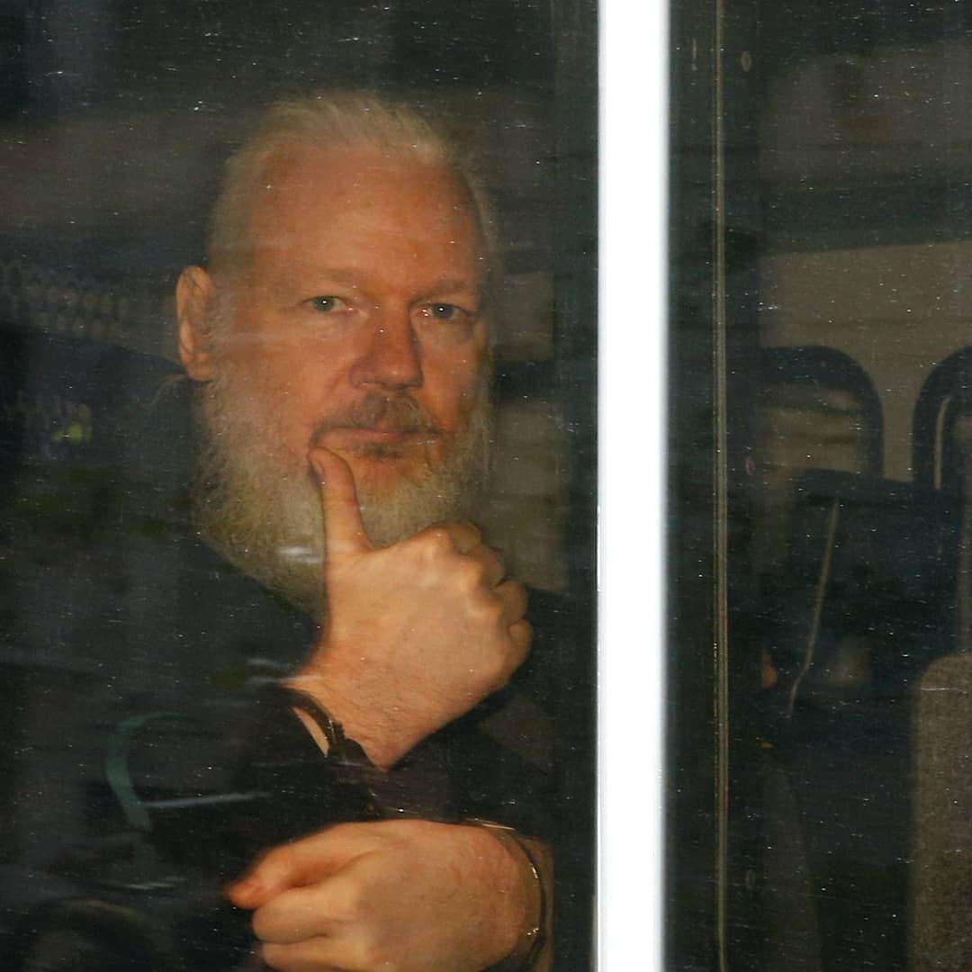ABC Newsさんのインスタグラム写真 - (ABC NewsInstagram)「WikiLeaks founder Julian Assange seen in police van following his arrest in London this morning. (Reuters) #julianassange #wikileaks」4月11日 22時32分 - abcnews