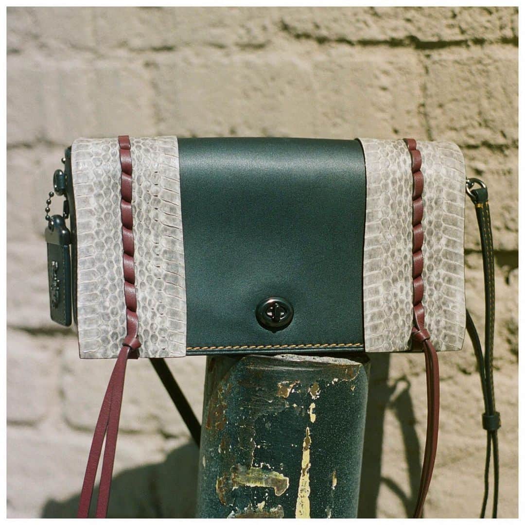 のインスタグラム：「Custom whipstich whips our Dinky bag in an artisanal yet elevated direction. How would you design your Dinky? Share your #CoachCreate for a chance to be featured on our Instagram. #CoachNY」