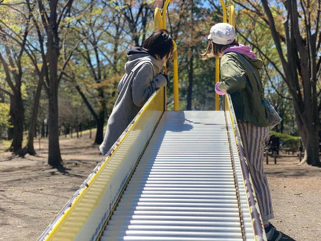 秋山ゆずきのインスタグラム：「. . #癒し . まおとみゆきさんとさくちゃんと 公園へ🌸 . . #幸せ」